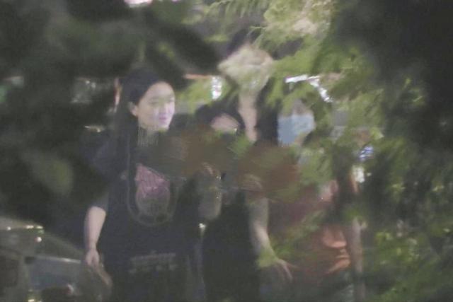 时尚风行派|15岁李嫣参加名媛闺蜜聚会！背心＋短裤竟美成焦点，气质赶超王菲