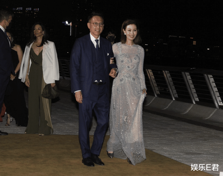 甘比|甘比与李嘉欣同场出席活动，一个大方接受访问，另一个却躲着记者