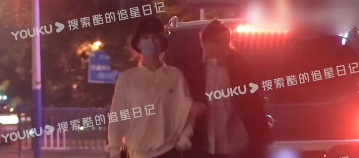 杨紫|28岁杨紫瘦了！脖子修长腿细如竹竿，身形比身旁助理小一圈