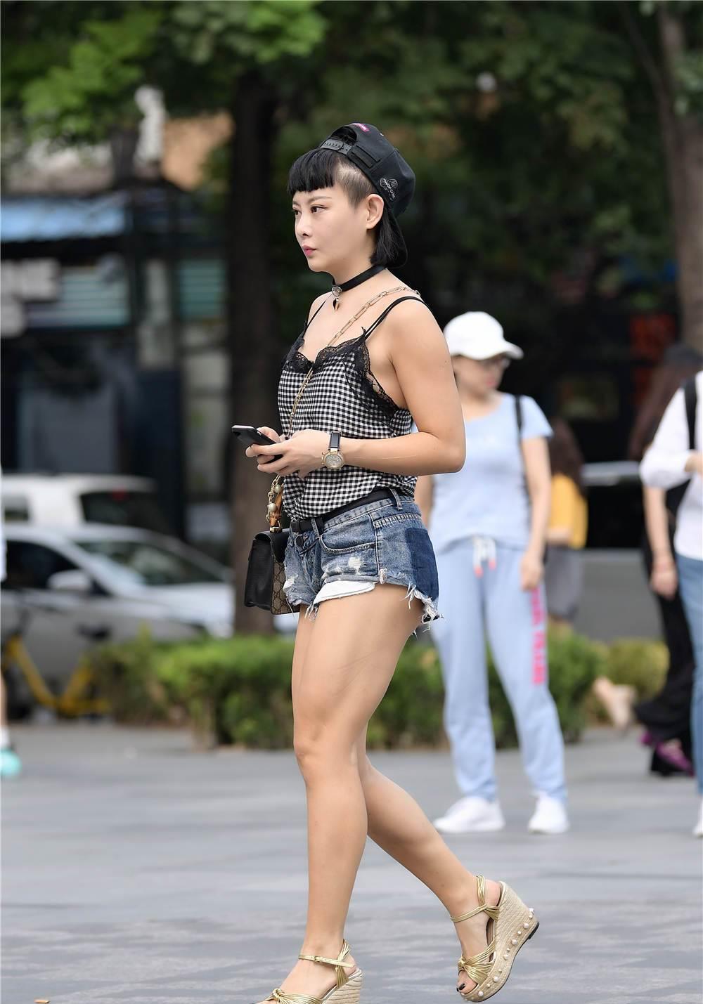 六九街拍|低腰牛仔短裤搭配坡跟鞋,是不是感觉不一样,男士都喜欢这样风格