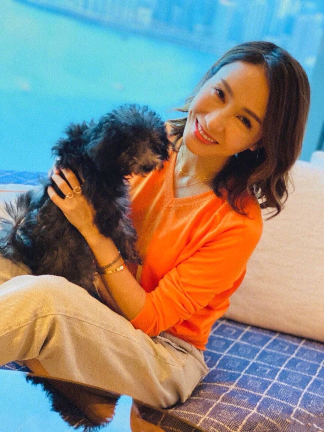 哚乐Like时尚|阔太黎姿活成少女，吊带小白裙配草帽青春甜美，哪像快要奔五的人