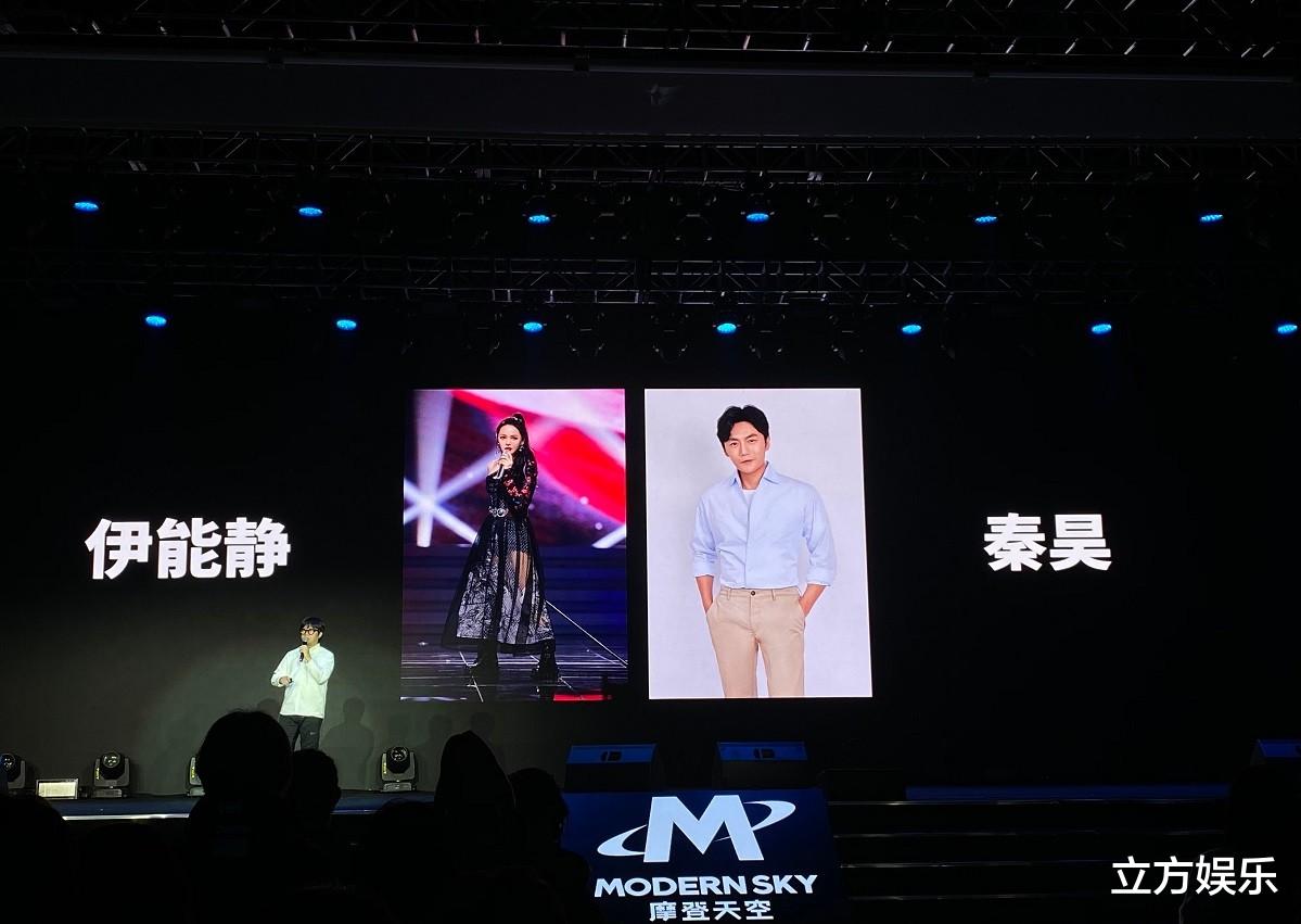 伊能静|53岁伊能静现身音乐节，膀大腰圆面部赘肉明显，秦昊携女甜蜜捧场