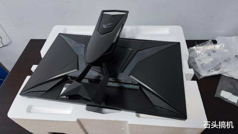 无线充电|战术显示器自带辅助功能!技嘉AORUS AD27QD电竞显示器开箱评测