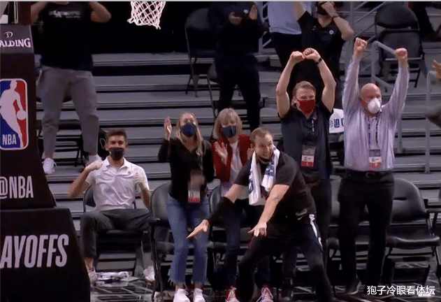 凯里·欧文|快船赢下G7！莱昂纳德没绷住被逗笑 队友轮流拥抱东契奇 鲍尔默振臂欢呼