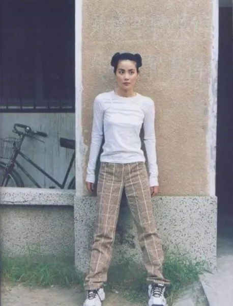 王菲|艳压内娱女星10多年的她，如今画风突变！网友：以前养眼现在辣眼