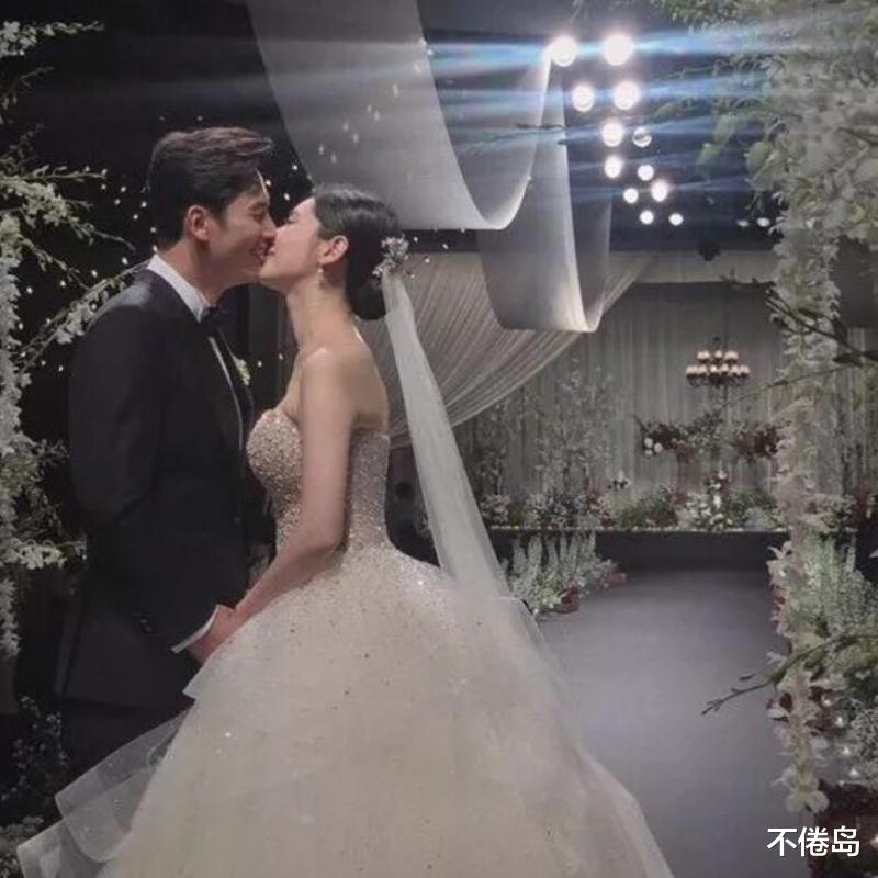 不倦岛|于晓光与美女亲密搂抱，网友心疼秋瓷炫：原生家庭不幸的女孩子必须认清这一点，才能得到幸福。