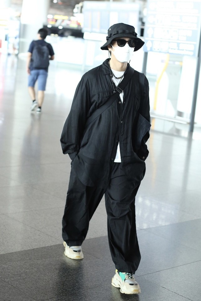 男士穿衣搭配杂志|陈坤造型真“不怕矮”，用宽松单品打造潮流，这样穿初秋值得试试