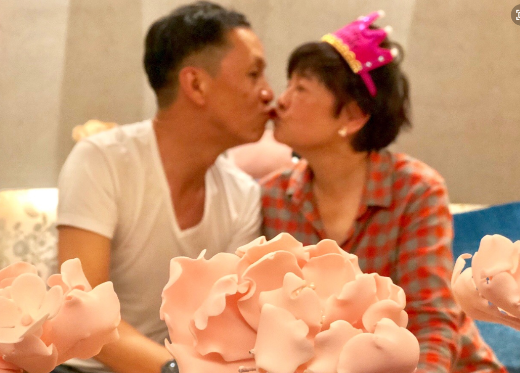 冯远征|冯远征晒与妻子甜蜜合照！亲密搭肩恩爱十足，老年妆造型头发花白