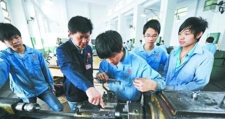 月月读唐诗|央视曝光职校乱收费：实习收费3480，拿毕业证先交580，督查退费