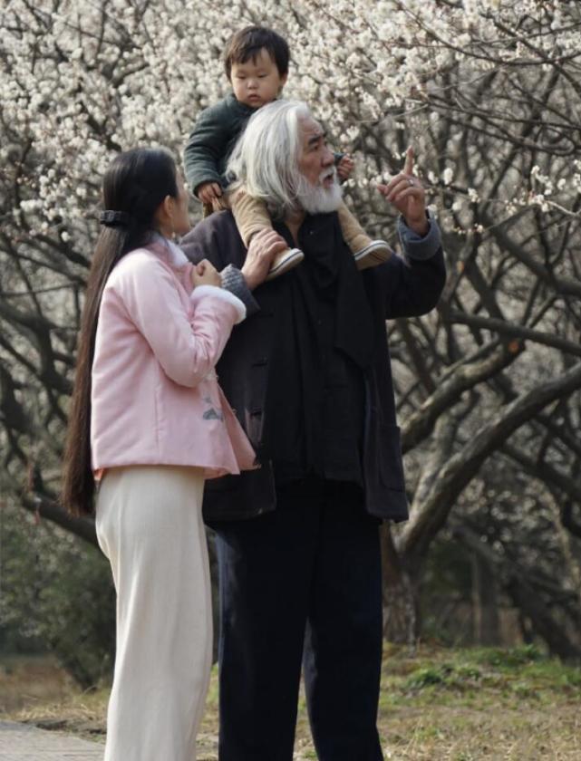 杜星霖|张纪中一家五口赏梅花，杜星霖怀抱半岁女儿，夫妻甜蜜对视秀恩爱