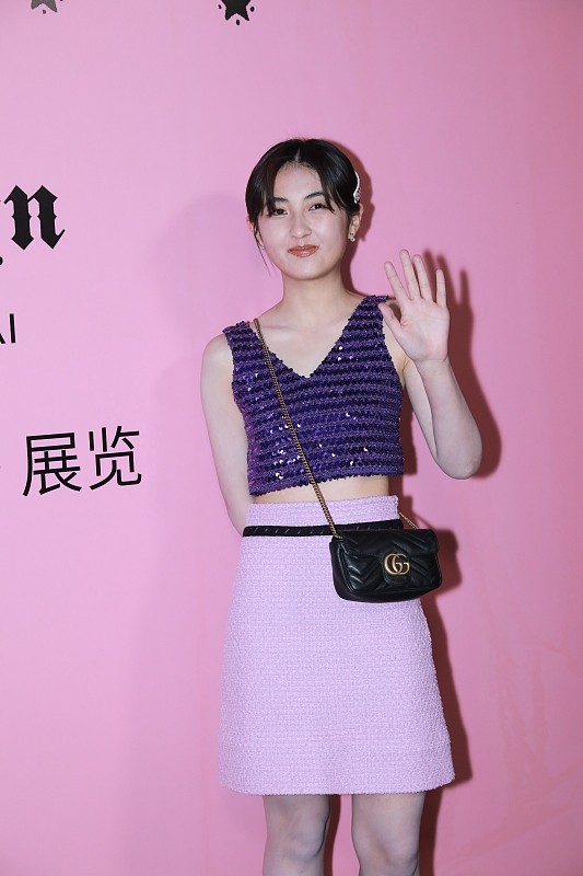 BiuVogue 张子枫不像是成年人，二十岁穿紫色的服装，服装成熟气质却像小孩