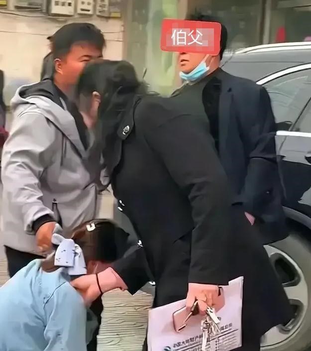 伯父和侄媳妇去酒店被侄子发现,侄媳妇跪地求饶,伯父态度冷漠