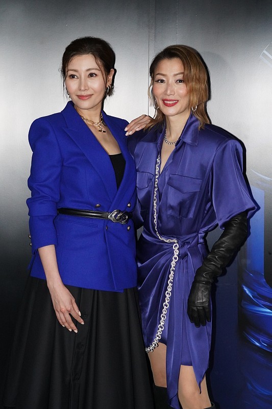 郑秀文|李嘉欣和郑秀文罕见同框，都是五十岁左右的人了，看打扮还是很年轻