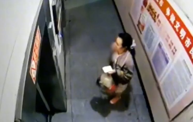 过分了!甘肃女子乘电梯用脚按按键,网友:害怕传染为啥不戴口罩