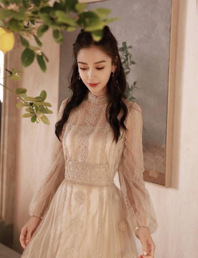 肖战|微博之夜男主持引争议，赵丽颖被气到说不出话，肖战只能尴尬微笑