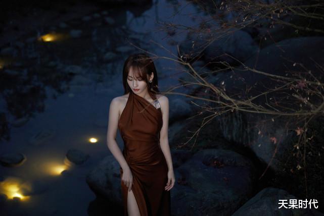 张嘉倪|张嘉倪一袭咖色斜肩礼裙，优雅性感显魅力，难怪被老公买超着迷