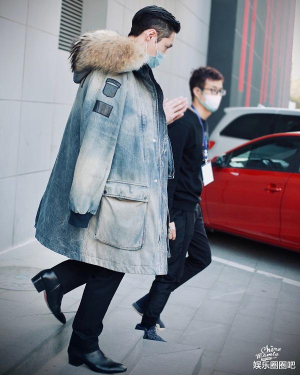 张艺兴|张艺兴录制春晚!西装外披牛仔服气势足,留着大背头如大佬一般