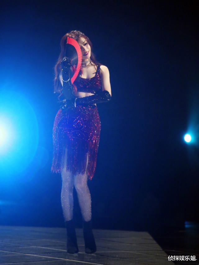 |37岁陈妍希扎双马尾扮少女，露脐装配皮裤羽绒披肩，装扮太另类