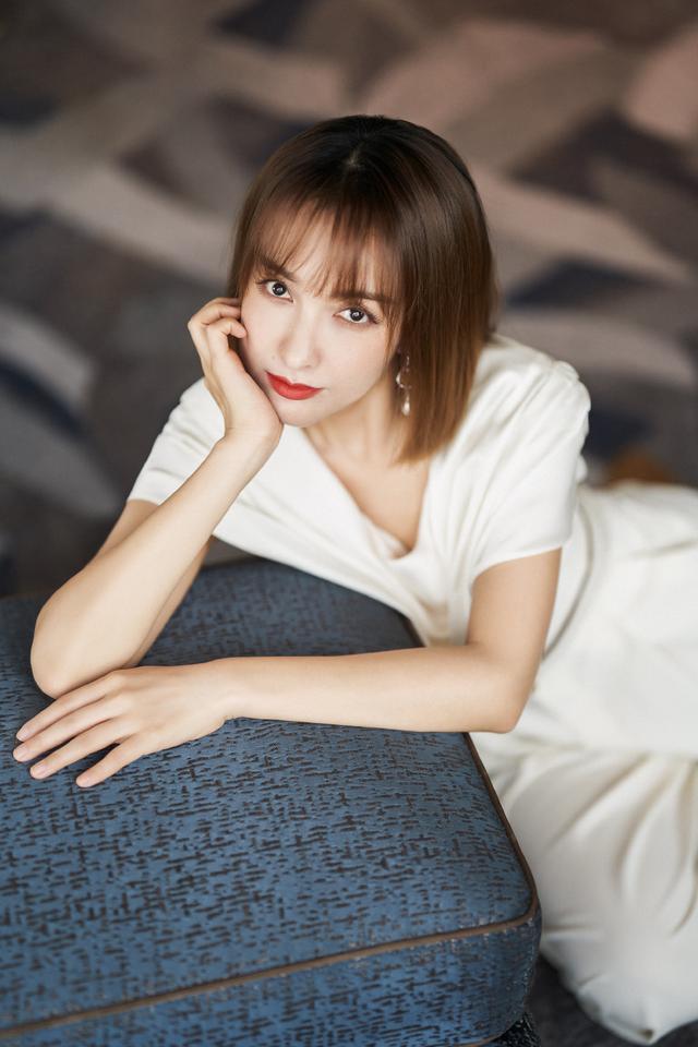 寸头|吴昕终于换发型，利落短发配连体裤显国际范，小个子穿出了大气场