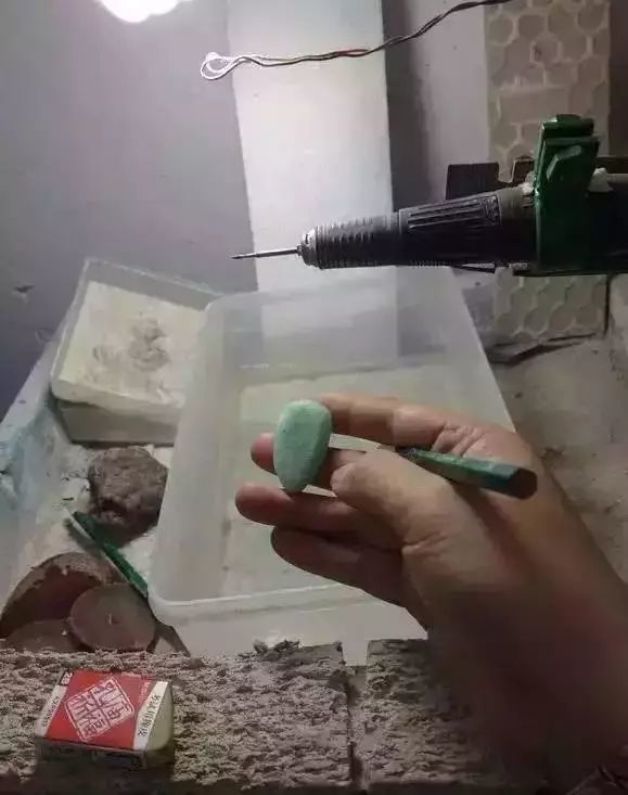 玉雕|1200块翡翠被粗切,老板大哭一场,看看玉雕大师如何化腐朽为神奇