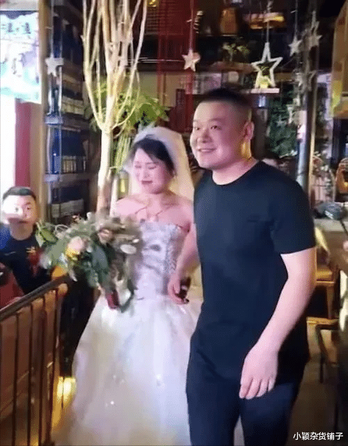 岳云鹏|一次岳云鹏偷偷把媳妇郑敏叫到屋里,郑敏问岳云鹏:这大白天的你要干啥啊
