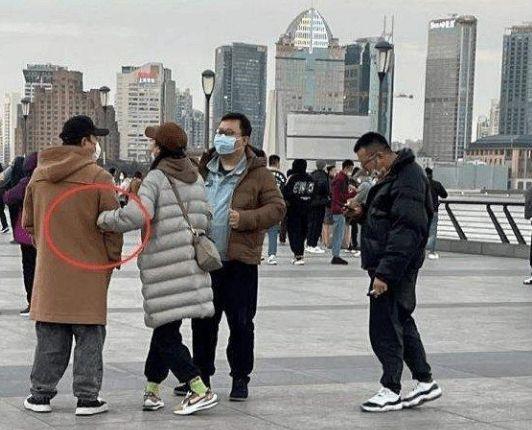 黄渤|黄渤在深夜发布了一条微博,一张照片打破了这段婚姻的流言!