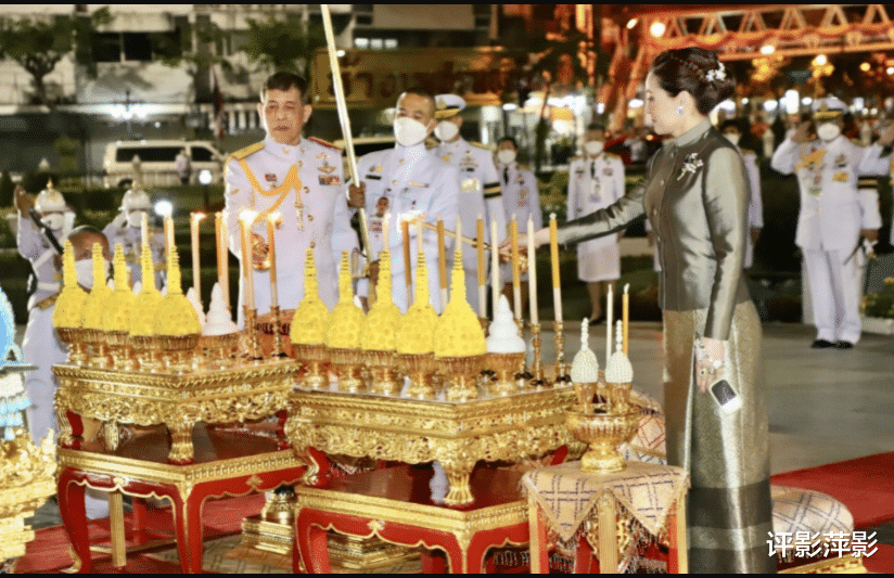 拥抱|提帮功王子惊喜亮相典礼，帕公主跪地问安，姐弟俩深情拥抱