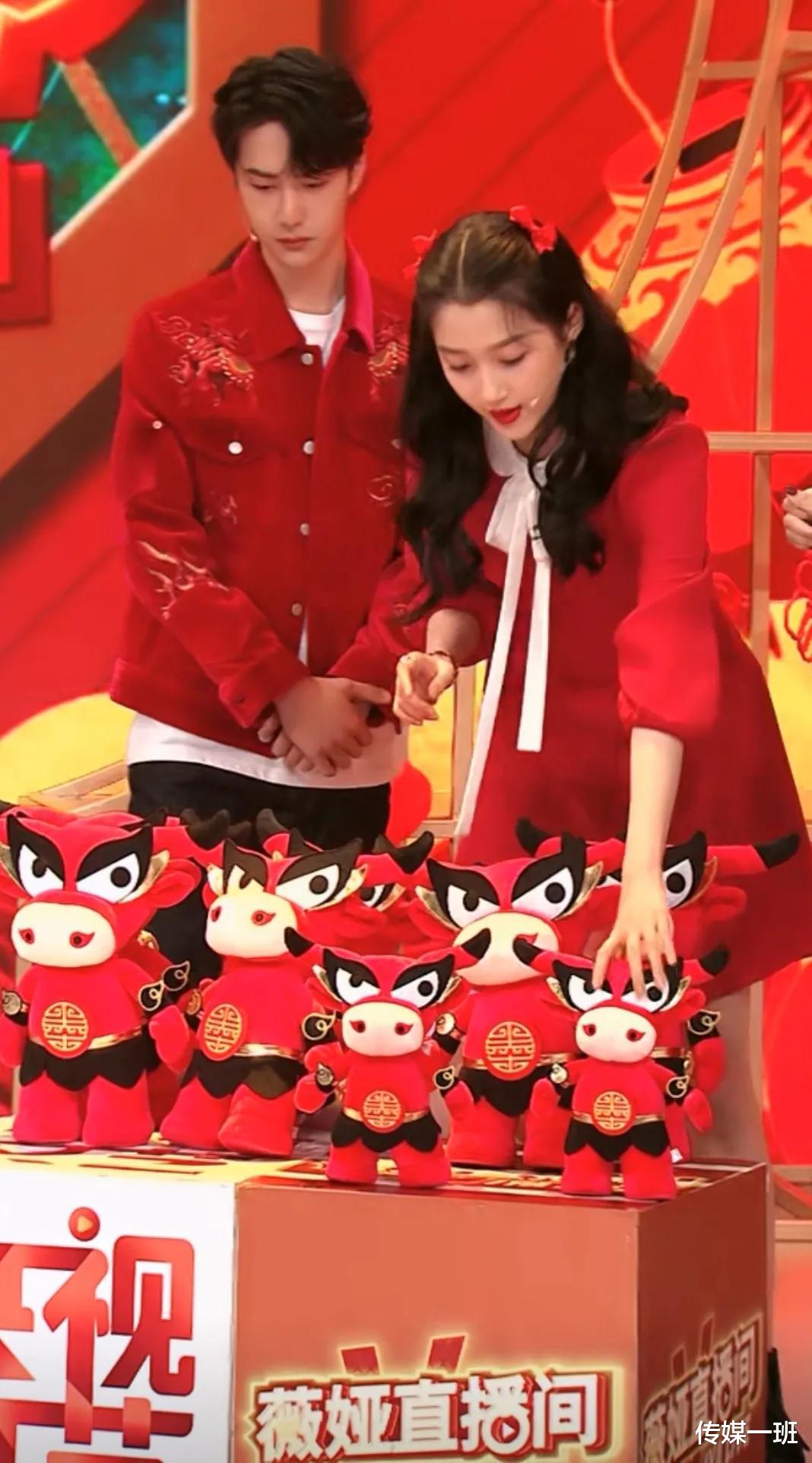 王一博|央视高清镜头怼脸拍王一博关晓彤，年轻偶像神采奕奕，春晚精彩正当时