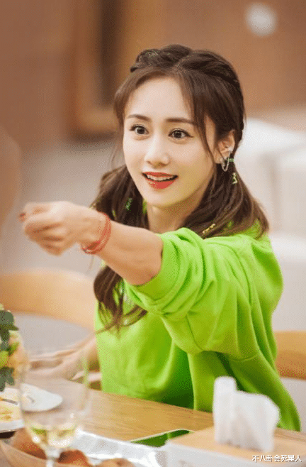 杨幂|只P自己、伸手遮脸、战术后缩,女星合照时的“心机”太多了