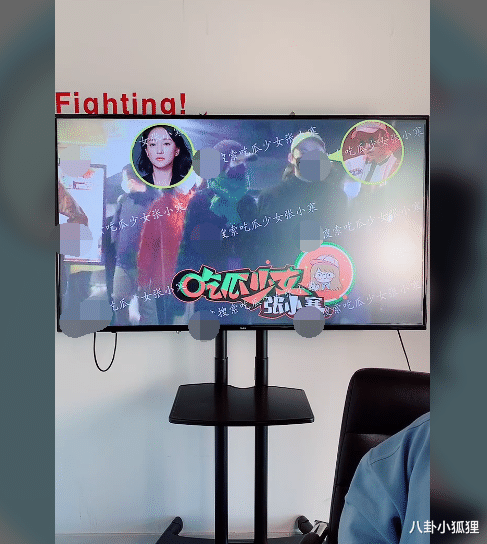 |47岁周迅新恋情曝光！与吉他手十指紧扣同回酒店，男方长相普通