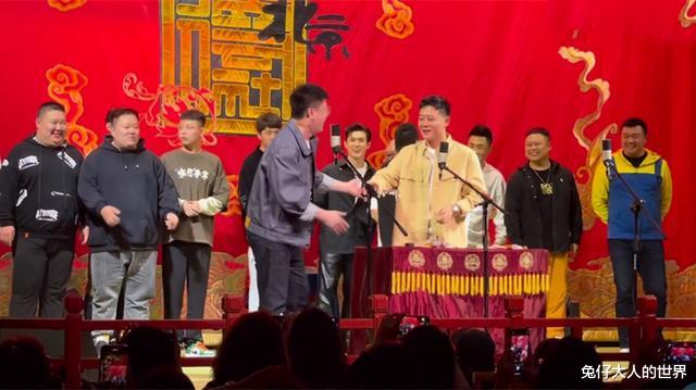 杨幂|栾云平到德云六队客串，返场时主动站在最边上，网友：不愧是爱徒