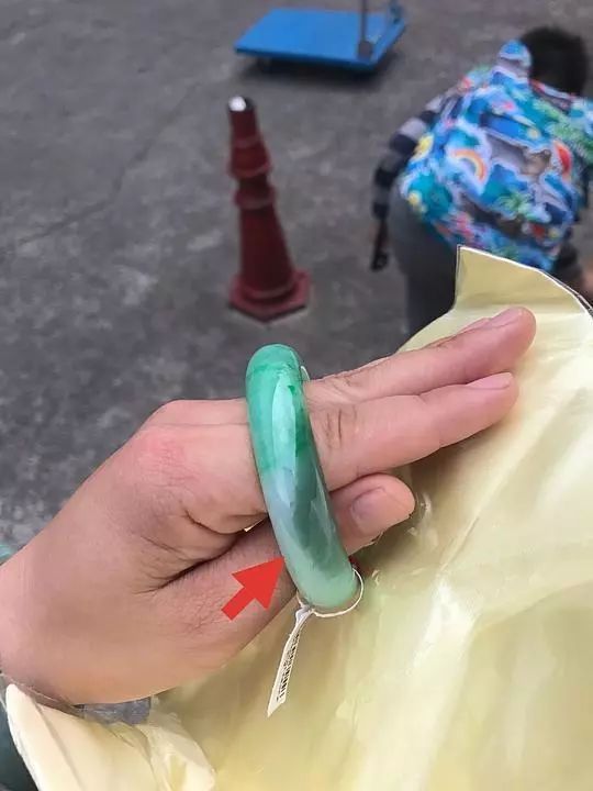 邮票|翡翠手镯虽好，但有这些问题的也不少，新手购买时还需提防提防