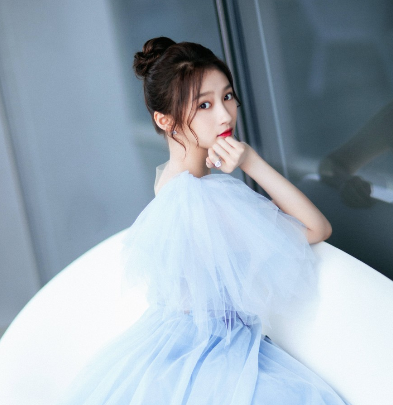 关晓彤|关晓彤非女一号新戏开机，看清女主是谁后，都沦落到给她做配了？