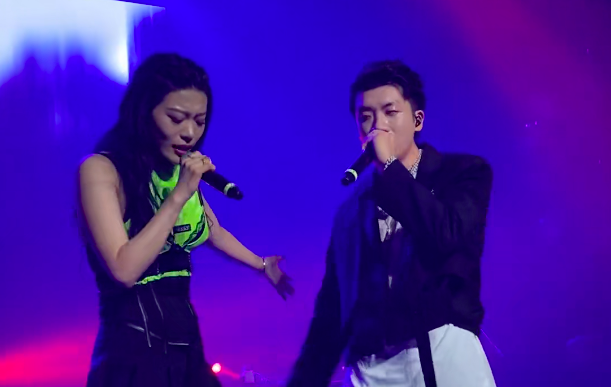 谢大脚|26岁说唱冠军官宣分手，10天前才向女友表白，两人公开搂抱秀恩爱