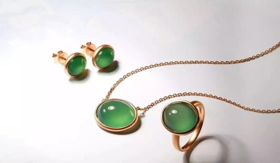 翡翠|面对不同的翡翠首饰，我们该如何进行挑选呢？
