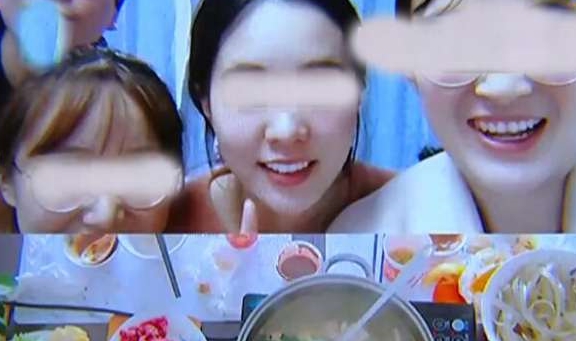 男子和3个女孩在家聚会,卫生间瓷砖掉了,装修公司:震动掉下的