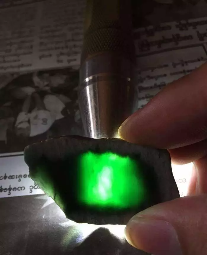 翡翠|毫不犹豫拿下的翡翠原石,切出高品质的墨翠,成品戒面太绝了!