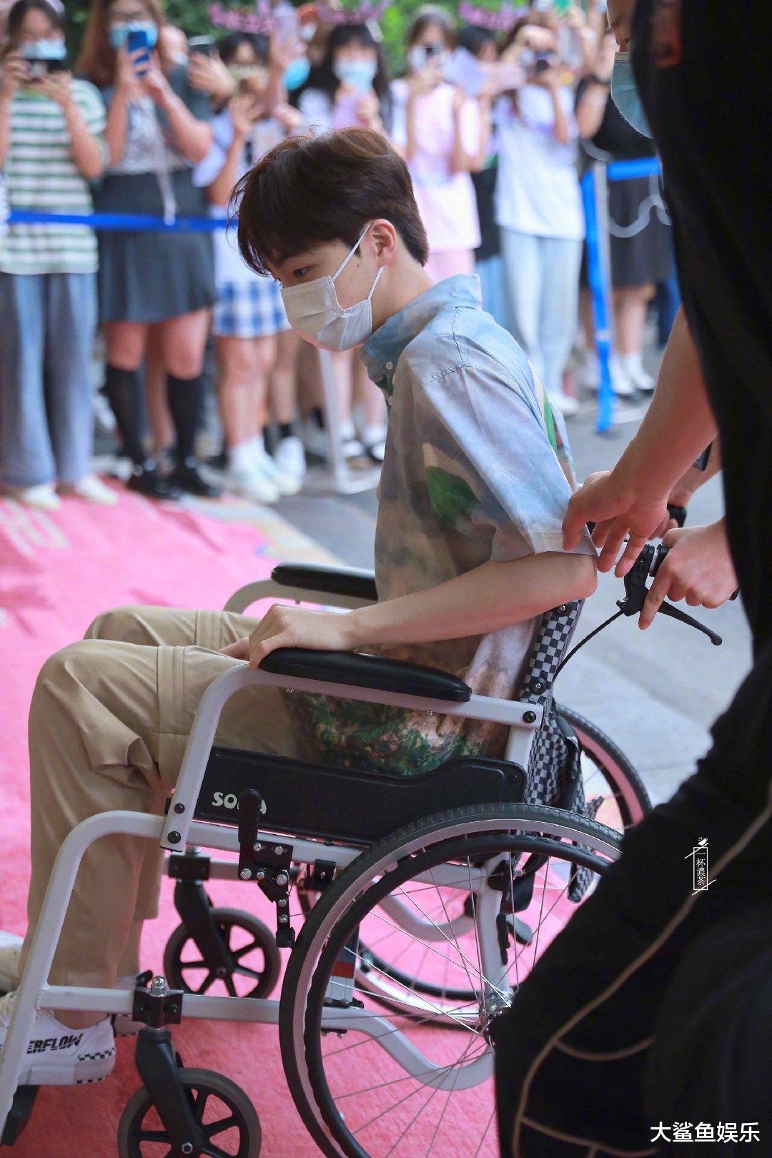 陈立农|陈立农每次常驻综艺节目都要受伤，去年手指骨折，今年腿部受伤感染发炎