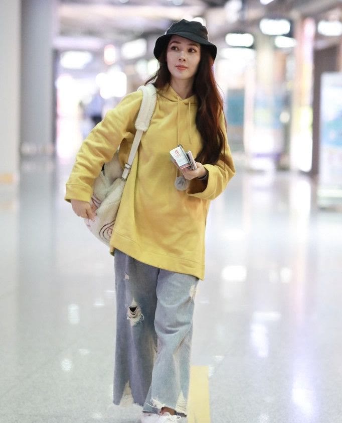 肖战|郭碧婷一家出街排场大，穿着宽松随意没阔太范，1岁女儿真像爷爷