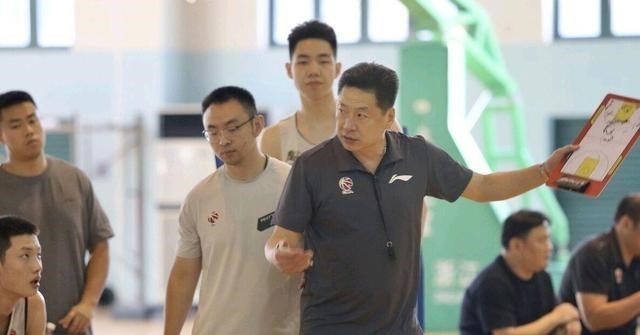 李春江|CBA冠军教头遭哄抢!两大豪强一掷千金,父子兵东山再起离队已定