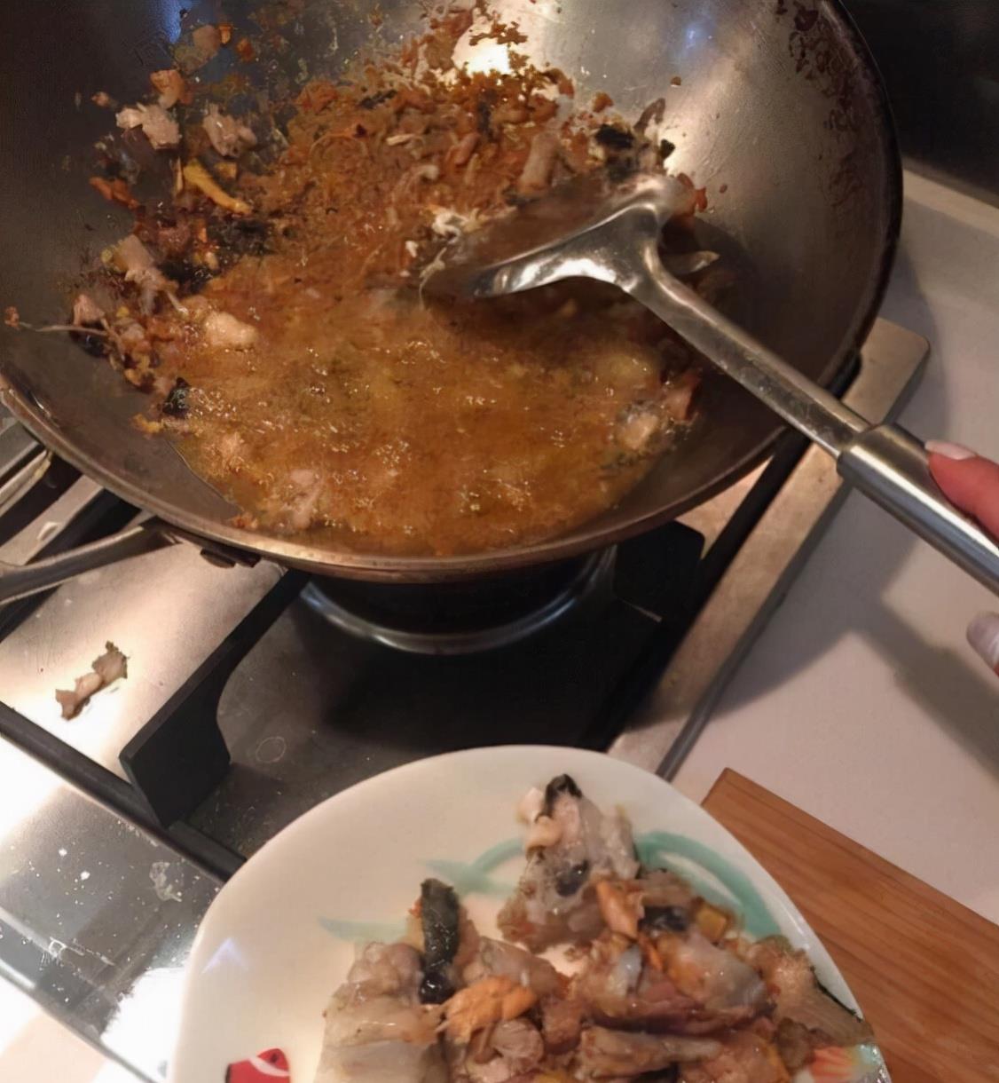 走进张天爱现实中的家,在家用水管架挂衣服,每次找衣服太方便了