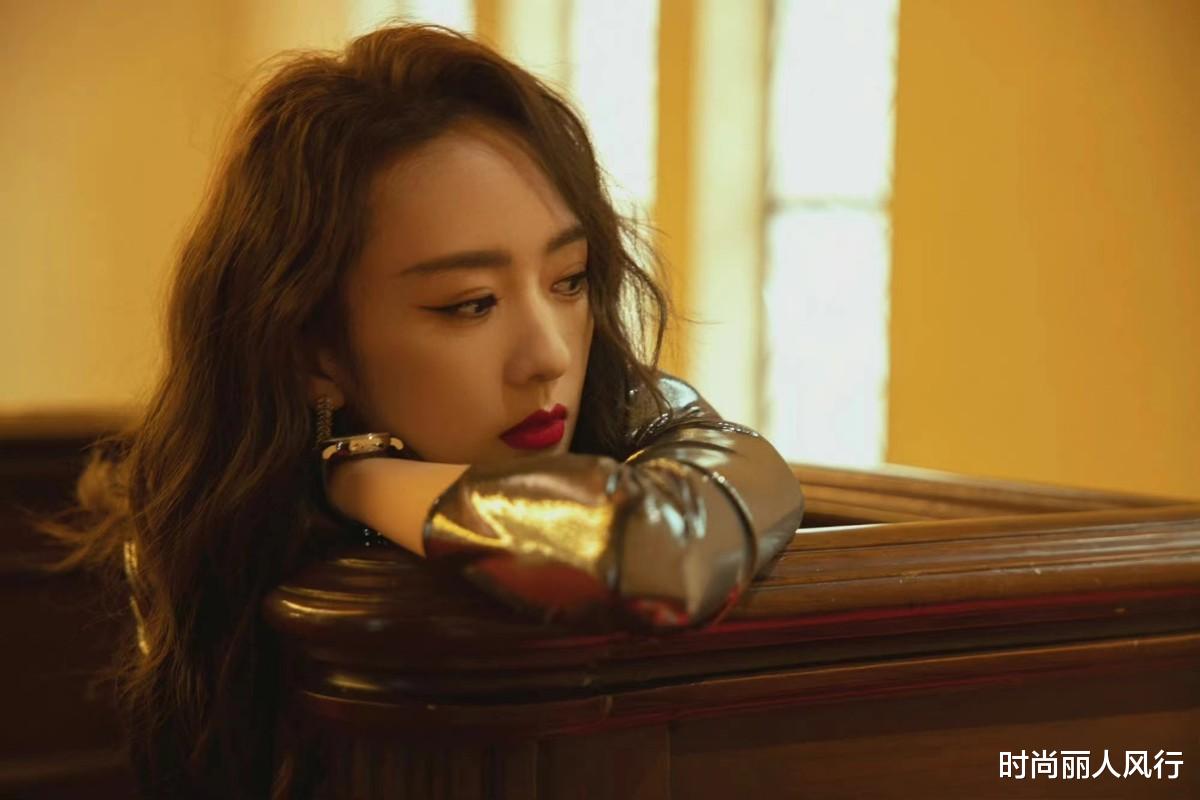 时尚丽人风行 童瑶直接“换脸”变章子怡！化浓妆走红毯，穿深v裙有国际巨星范