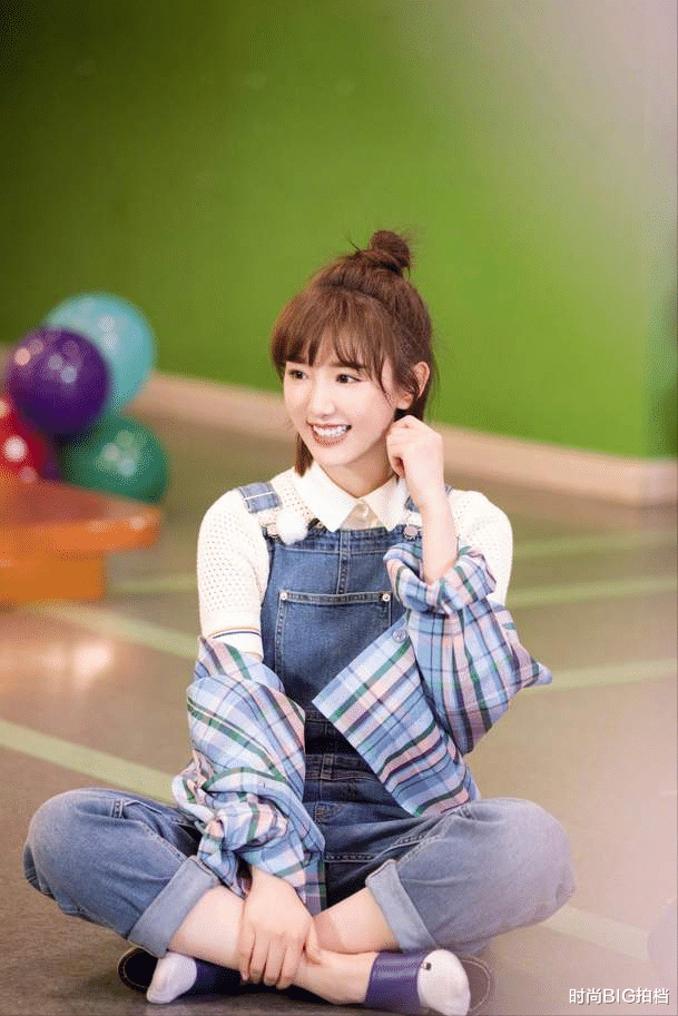 毛衣|毛晓彤风波后晒照，白色毛衣配短发真飘逸，年过三十仍然是小仙女