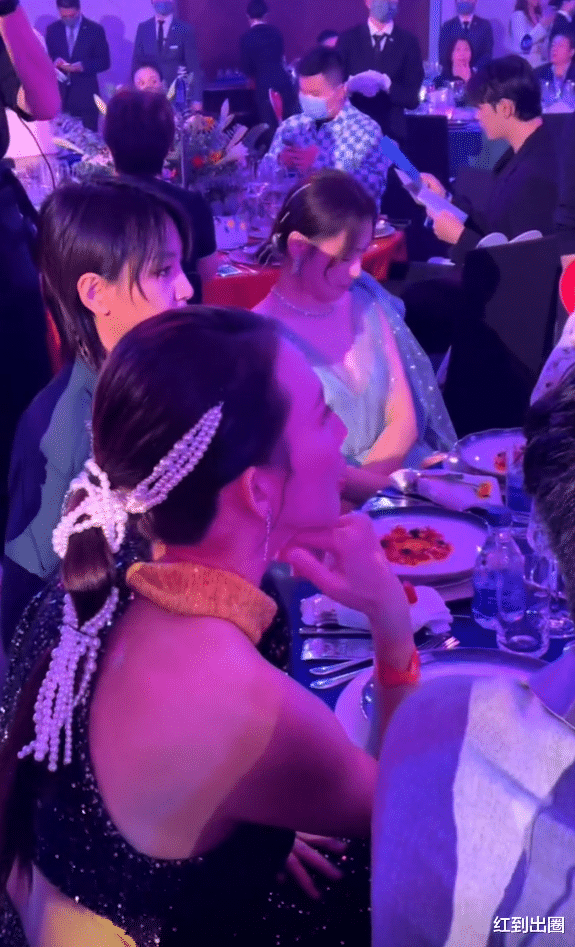 杨幂|芭莎慈善夜内场曝光，杨幂坐主桌连开两瓶酒，前菜无人动筷太尴尬