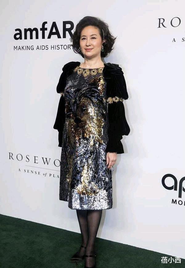 短裤|何超琼换了清爽短发减龄至少20岁，穿粉色上衣配短裤，秀出豆腐腿