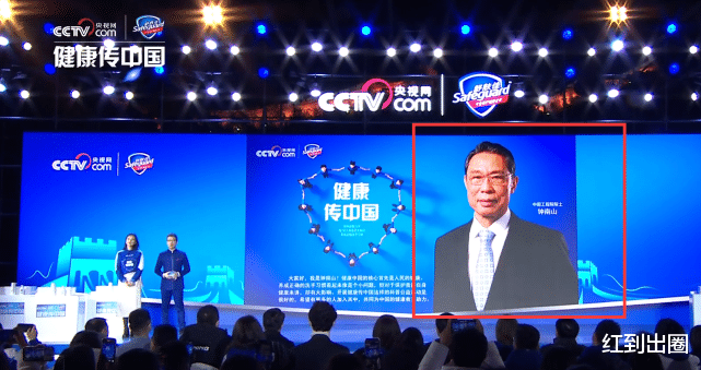 肖战|42岁高圆圆录制央视直播，和朱广权同台飙戏，五官优越生图如少女