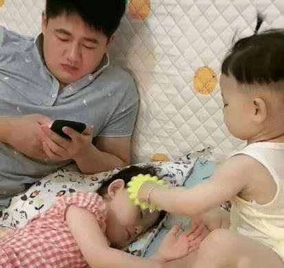 姐姐|奶爸“重女轻男”走红，实力演绎儿子和女儿的区别，眼神太犀利！