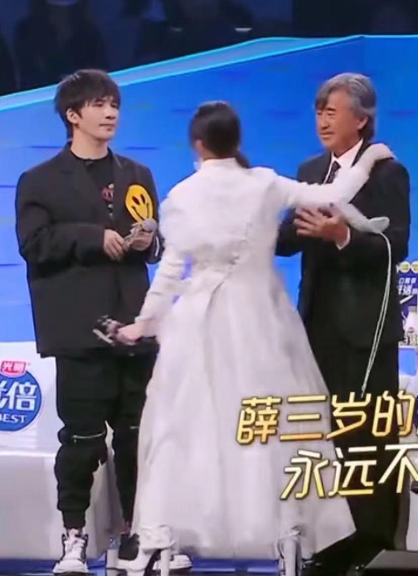 戴佩妮|戴佩妮穿恨天高表演,薛之谦调侃她踩高跷,结果一句话让他闭嘴