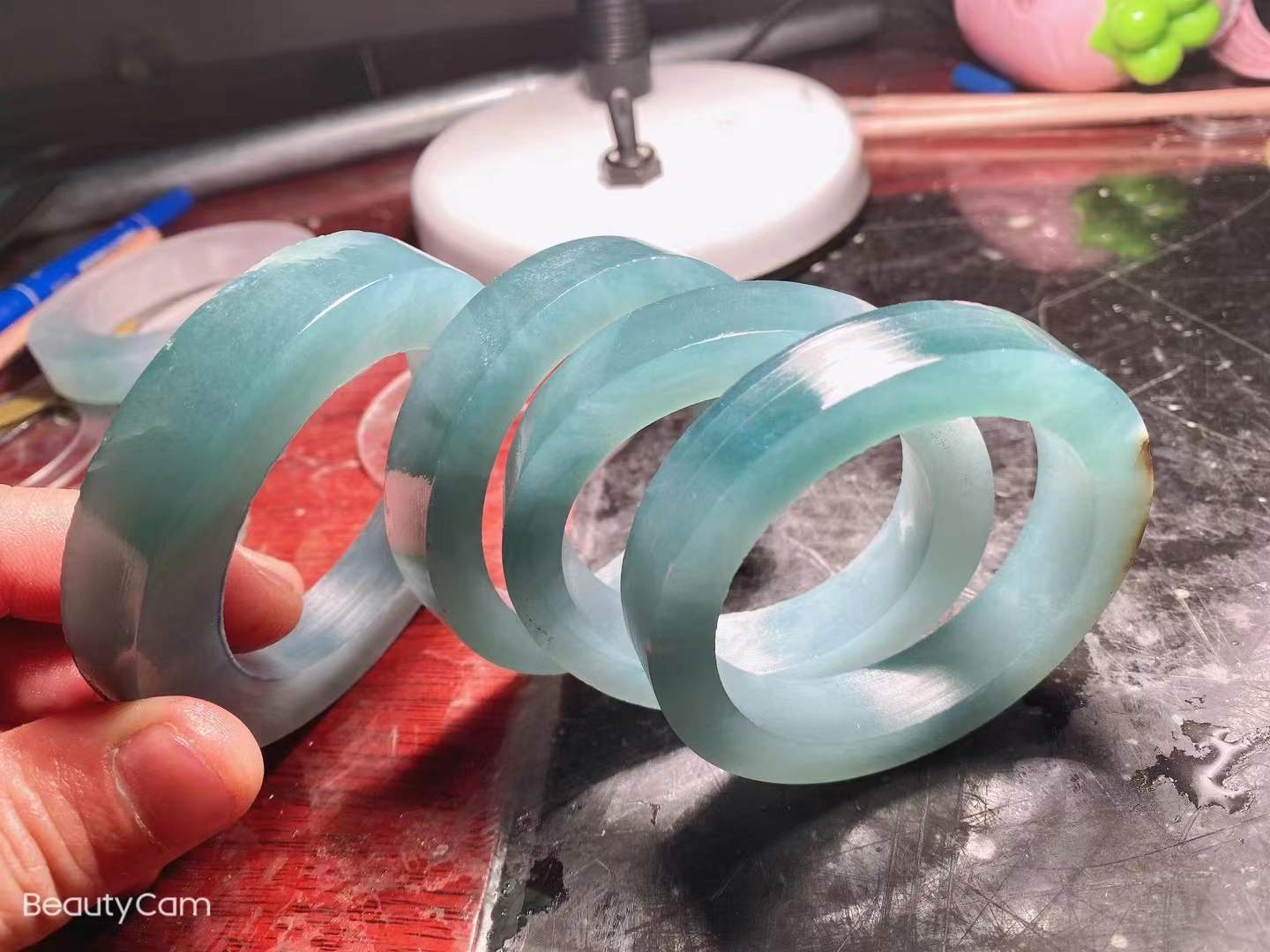 翡翠手镯|湖水蓝底的翡翠手镯，老少皆宜的款式