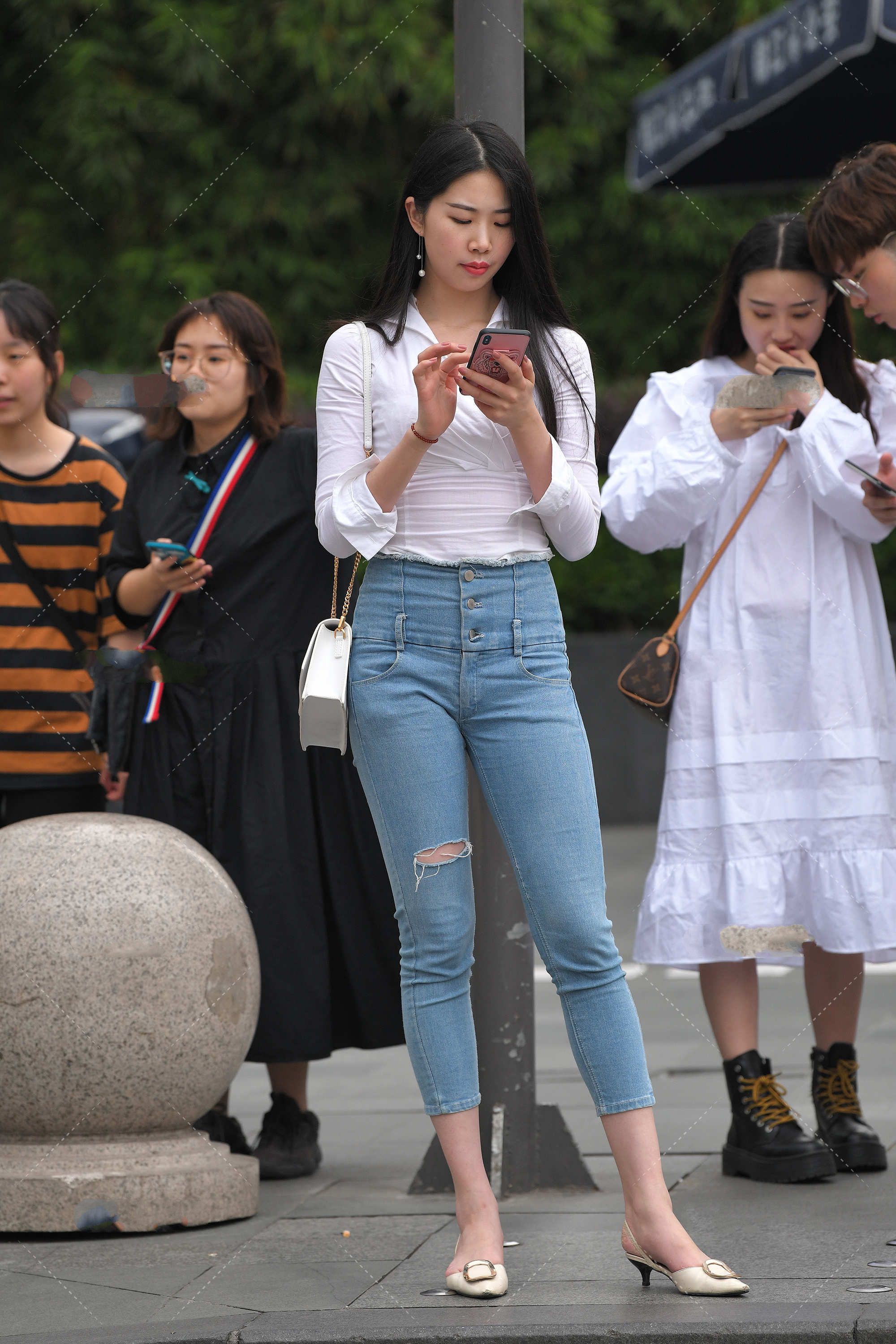 |衬衫搭配牛仔裤，简单大气，再背一款白色的链条包，更显时尚